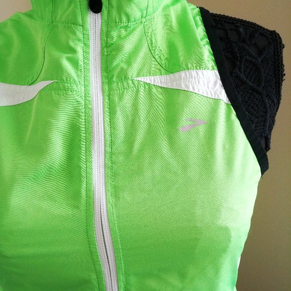 brooks reflective running vest